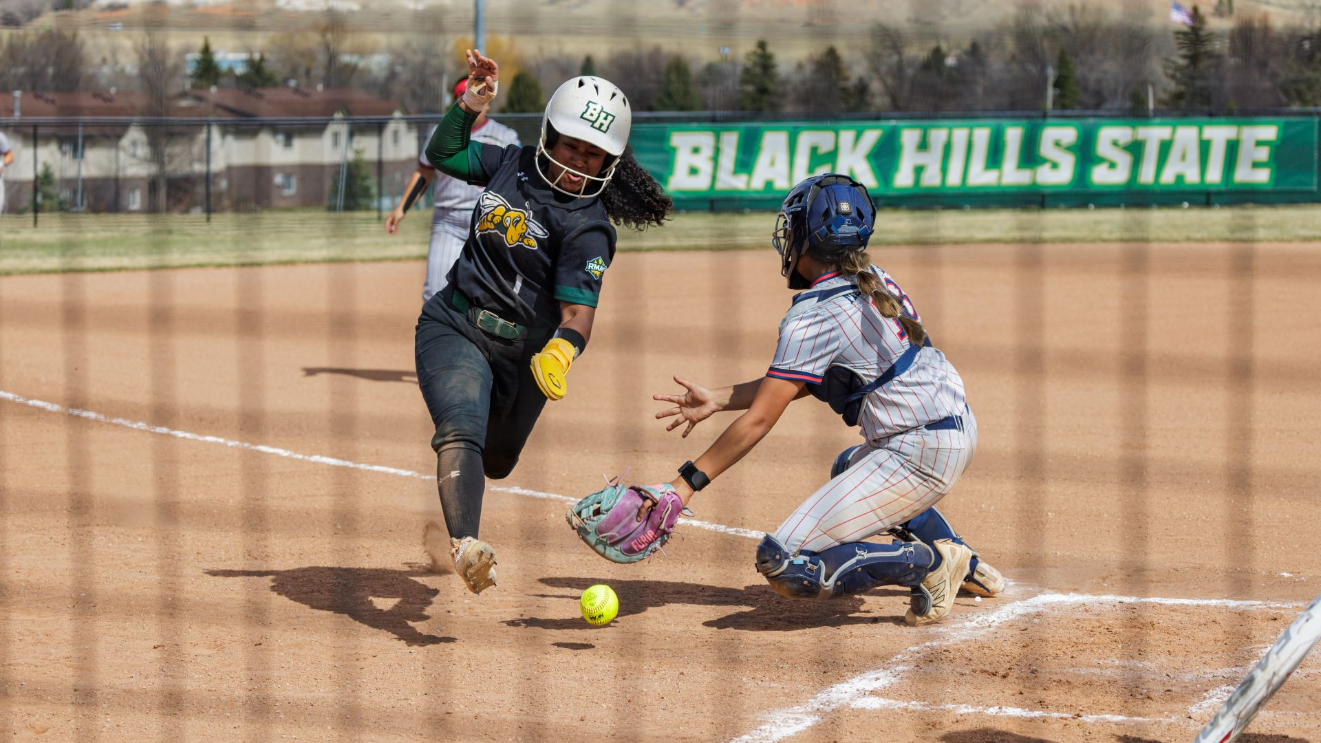 Yellow Jackets Sweep Roadrunners on Saturday for Historic Wins