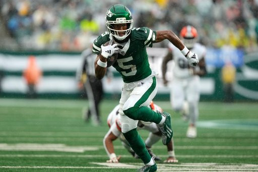 New York Jets wide receiver Garrett Wilson (5) catches a touchdown pass during the first half of an NFL football game against the Cleveland Browns, Sunday, Oct. 11, 2026, in East Rutherford, N.J. (AP Photo/Yuki Iwamura)