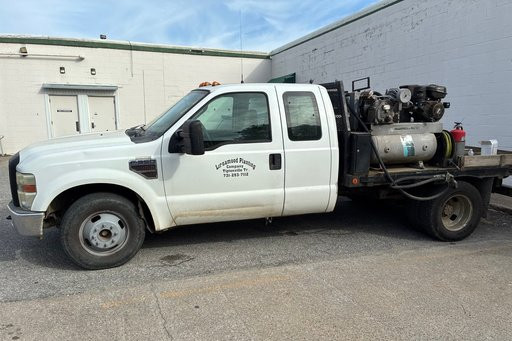 This image provided by the Tennessee Bureau of Investigation shows a truck, allegedly stolen by escaped Tennessee inmate Jacob Morley, left in a shopping center parking lot in Marion, Ill., Tuesday, Sept. 27, 2026. (Tennessee Bureau of Investigation via AP)
