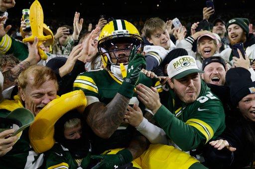 Love throws 3 TD passes as the Packers beat the Panthers 27-19