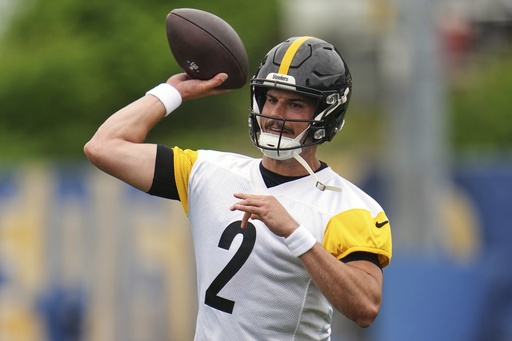 Pittsburgh Steelers quarterback Mason Rudolph throws a pass during NFL football practice in Pittsburgh, Tuesday, May 27, 2025. (AP Photo/Gene J. Puskar)