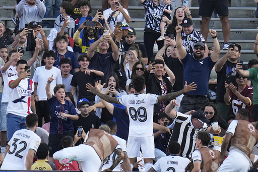 Botafogo's Igor Jesus celebrates towards fans after scoring his team's first goal during the Club World Cup group B soccer match between PSG and Botafogo in Pasadena, Calif., Thursday, June 19, 2025. (AP Photo/Gregory Bull)