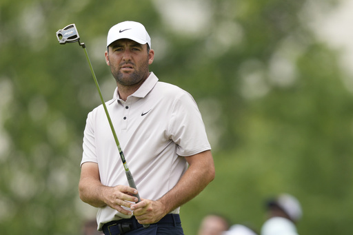 Scottie Scheffler watches his putt on the ninth hole during a practice round ahead of the U.S. Open golf tournament at Oakmont Country Club Tuesday, June 10, 2025, in Oakmont, Pa. (AP Photo/Carolyn Kaster)