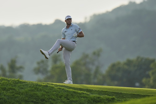 Sam Burns reacts to his chip shot onto the 17th green during the third round of the U.S. Open golf tournament at Oakmont Country Club Saturday, June 14, 2025, in Oakmont, Pa. (AP Photo/Charlie Riedel)