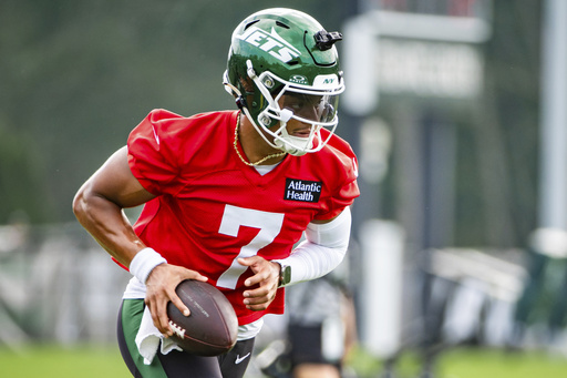 New York Jets quarterback Justin Fields (7) runs drills during practice at the team's NFL football training camp, Saturday, July 26, 2025, in Florham Park, N.J. (AP Photo/Angelina Katsanis)