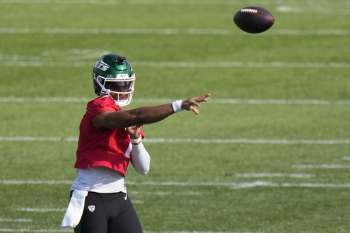 New York Jets quarterback Justin Fields (7) throws a pass as he takes part in drills at the NFL football team's training camp Thursday, July 24, 2025, in Florham Park, N.J. (AP Photo/Frank Franklin II)