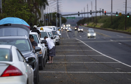Oahu residents evacuate Ewa Beach to the side of Kunia Road due to the threat of tsunami in Kapolei, Oahu, Hawaii, Tuesday, July 29, 2025. (AP photo/Michelle Bir)