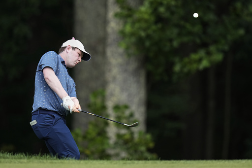 Robert MacIntyre, of Scotland, chips onto the second green during the final round of the BMW Championship golf tournament Sunday, Aug. 17, 2025, in Owings Mills, Md. (AP Photo/Stephanie Scarbrough)