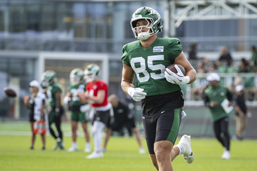 New York Jets tight end Mason Taylor (85) runs drills during practice at the team's NFL football training camp, Saturday, July 26, 2025, in Florham Park, N.J. (AP Photo/Angelina Katsanis)