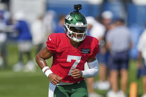 New York Jets' quarterback Justin Fields participates during a joint NFL football practice with the New York Giants in East Rutherford, N.J., Wednesday, Aug. 13, 2025. (AP Photo/Seth Wenig)