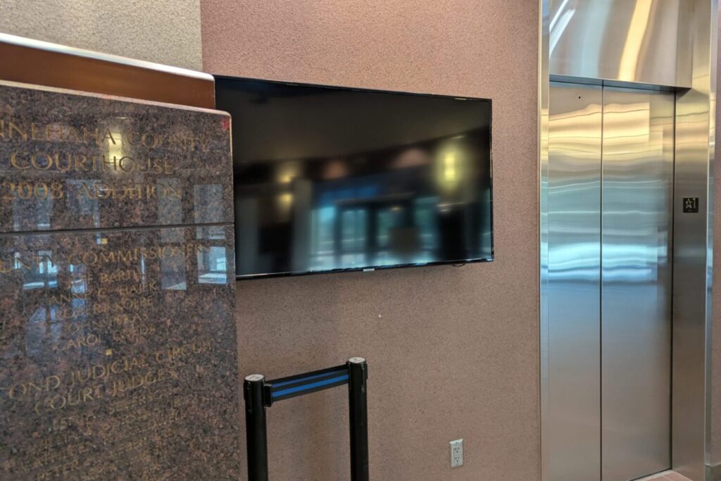 A screen at the Minnehaha County Courthouse that normally displays the daily court calendar sits blank on Aug. 20, 2025, the second day of disruptions to South Dakota's state network. (John Hult/South Dakota Searchlight)