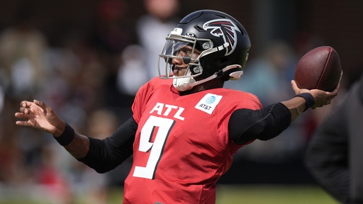 Atlanta Falcons quarterback Michael Penix Jr. works out during a joint NFL football practice between the Atlanta Falcons and the Tennessee Titans, Wednesday, Aug. 13, 2025, in Flowery Branch, Ga. (AP Photo/Mike Stewart)
