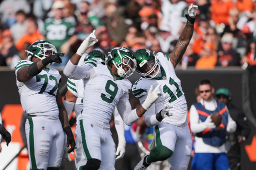New York Jets defensive end Will McDonald IV (9) celebrates with teammates after sacking Cincinnati Bengals quarterback Joe Flacco during the second half of an NFL football game, Sunday, Oct. 26, 2025, in Cincinnati. (AP Photo/Joshua A. Bickel)