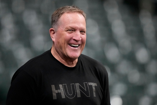 Milwaukee Brewers manager Pat Murphy watches during batting practice ahead of Game 1 of baseball's National League Championship Series between the Milwaukee Brewers and the Los Angeles Dodgers on Sunday, Oct. 12, 2025, in Milwaukee. (AP Photo/Brynn Anderson)