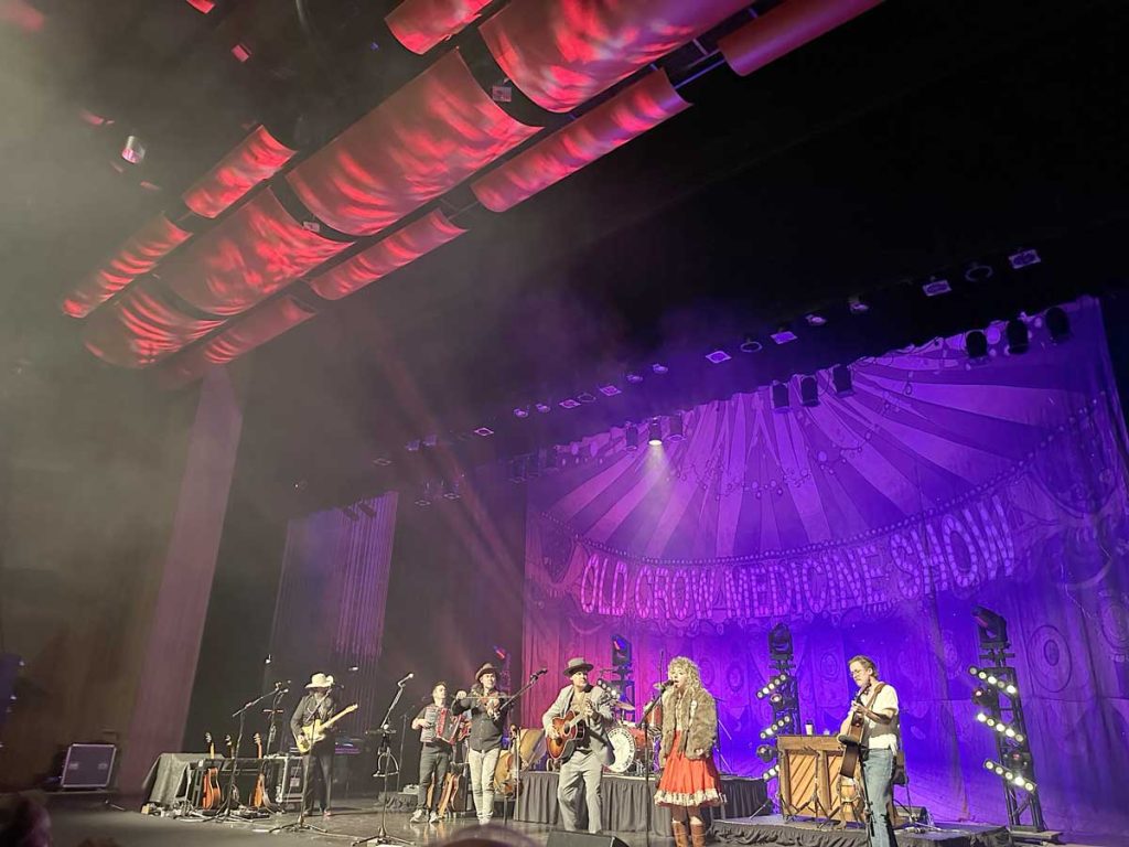 Old Crow Medicine Show & Meels performing 'The Weight'