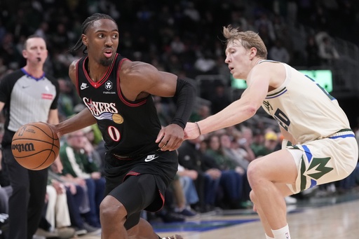 Philadelphia 76ers' Tyrese Maxey gets past Milwaukee Bucks' AJ Green during tocertime of an NBA basketball game Thursday, Nov. 20, 2025, in Milwaukee. (AP Photo/Morry Gash)