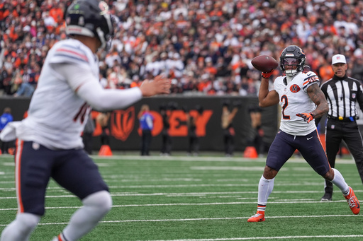 Chicago Bears wide receiver DJ Moore (2) throws to quarterback Caleb Williams (18) for a touchdown during the first half of an NFL football game against the Cincinnati Bengals, Sunday, Nov. 2, 2025, in Cincinnati. (AP Photo/Joshua A. Bickel)
