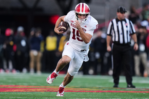 Indiana quarterback Fernando Mendoza (15) runs the ball during the first half of an NCAA college football game against Indiana, Saturday, Nov. 1, 2025, in College Park, Md. (AP Photo/Stephanie Scarbrough)