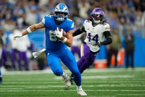Detroit Lions tight end Sam Laporta (87) runs to score a touchdown during the first half of an NFL football game against the Minnesota Vikings Sunday, Nov. 2, 2025, in Detroit. (AP Photo/Ryan Sun)